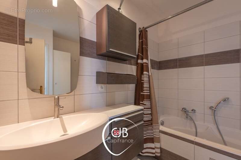 La Roche Sur Foron (74800): Appartement 3 pièces, 1 balcon, 2 terrasses et garage - photo 12