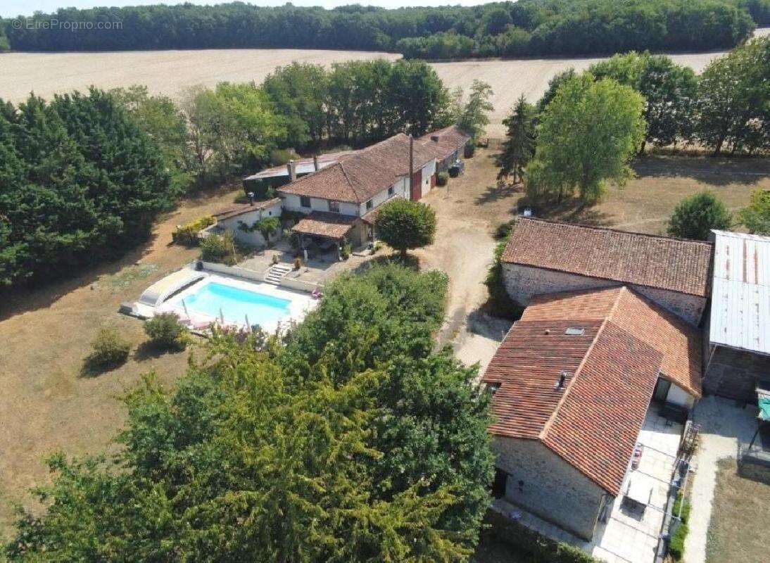 Maison 307 m² à Charroux  - photo 2
