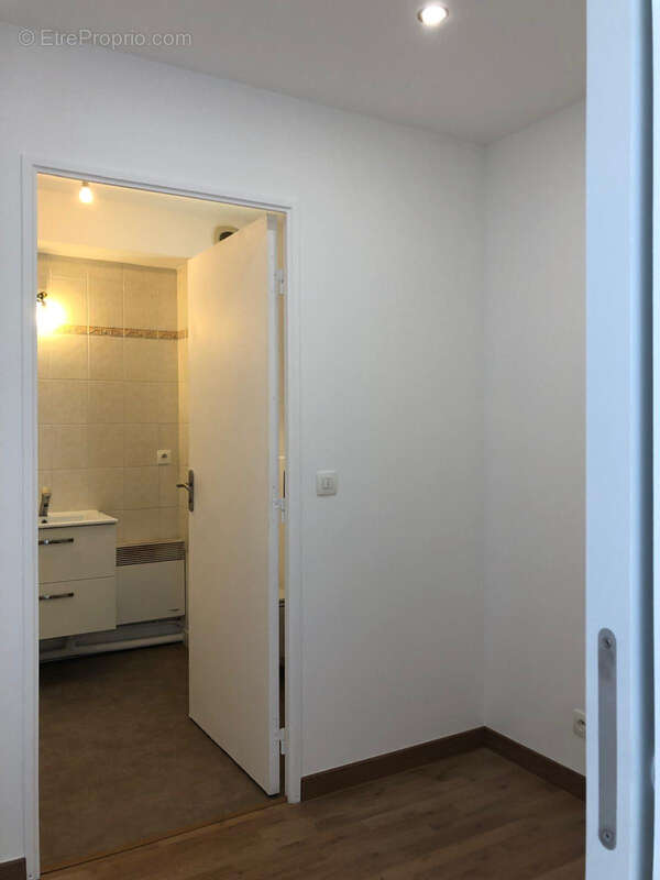 Laissez-vous séduire par ce superbe appartement entièrement rénové, où lumière, confort et qualité de vie se r - photo 9