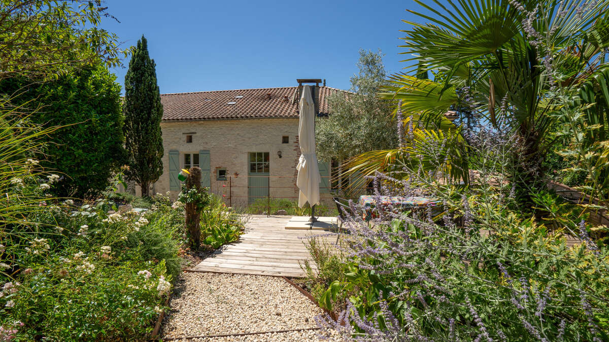 Maison de village 6 chambres, appartement indépendant à rénover, cave, garages et un terrain de 1316 m2 - photo 24