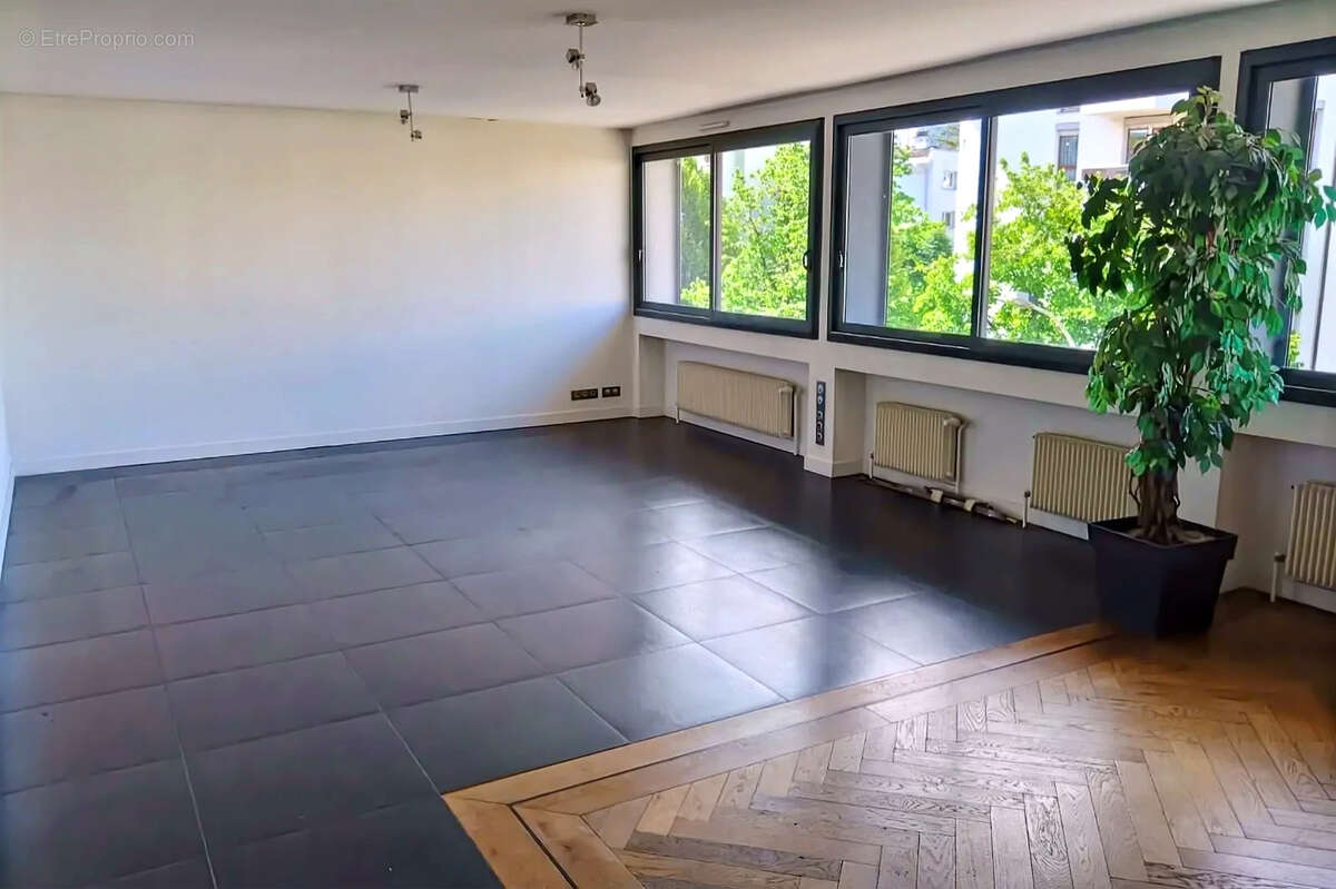 ANNECY - EXCLUSIVITE - plateau de près 160 m² en dernier étage - photo 2