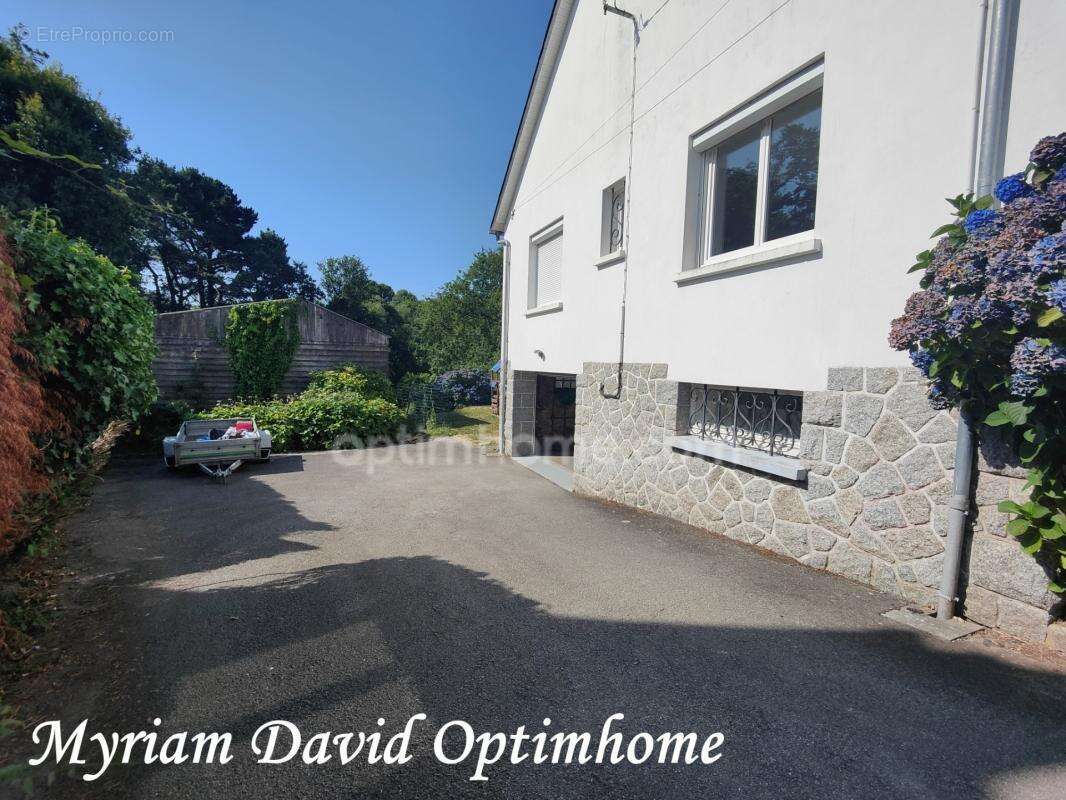 Maison familiale 171 m² – DPE C – 5 chambres – Terrain paysagé de 2 400 m² – Rostrenen - photo 27