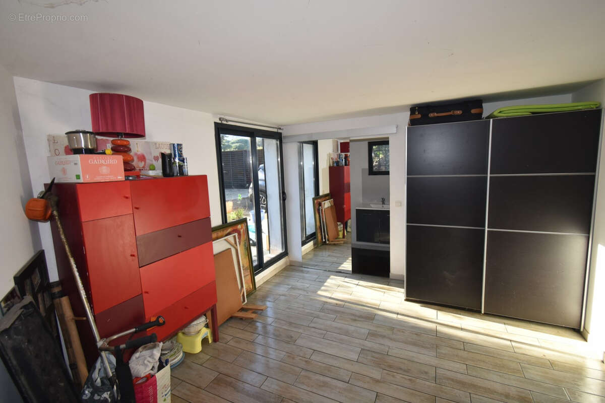 villa 4 pièces avec piscine et terrain constructible à 5 min à pieds du village du plan de la tour - photo 11