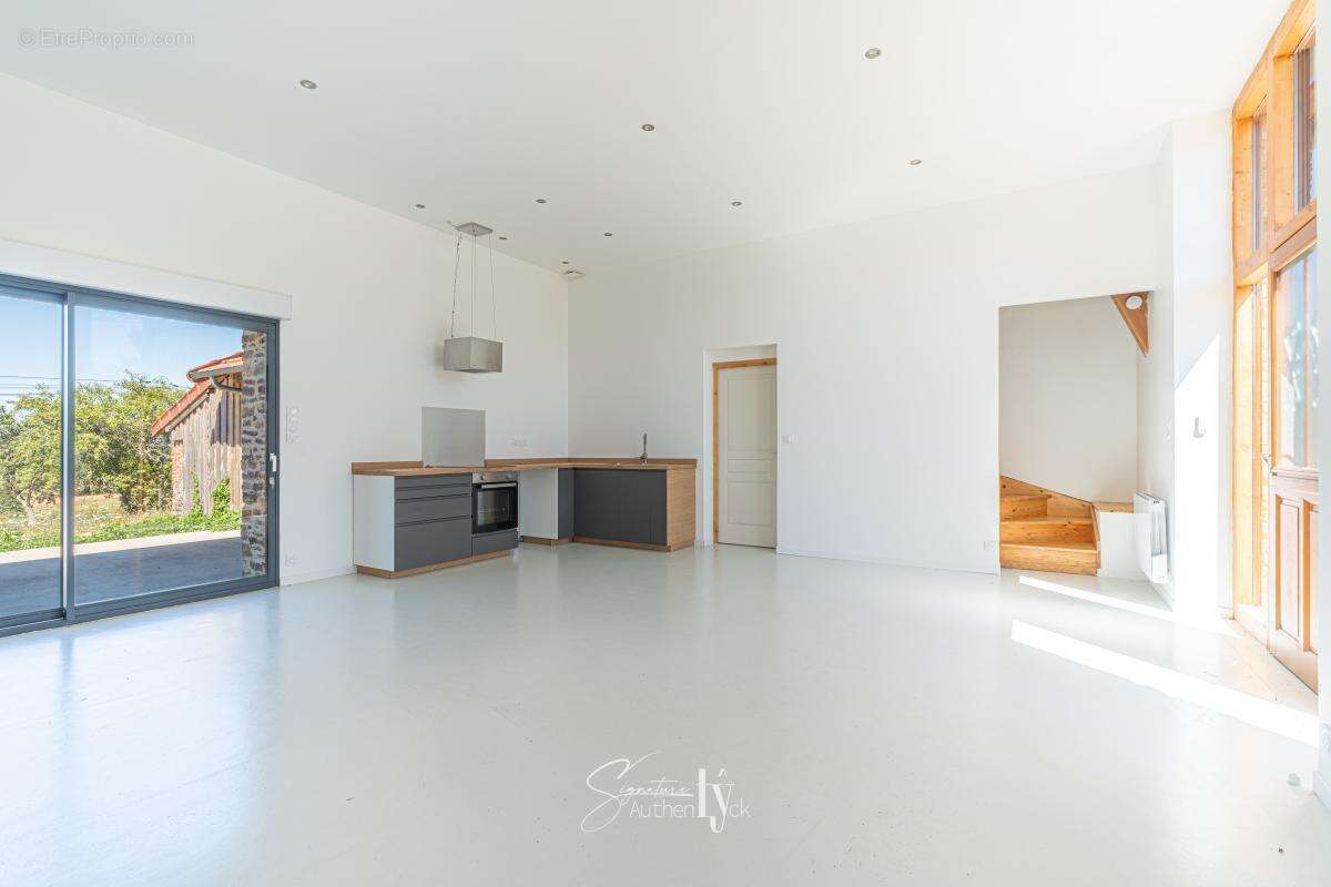 Maison 92 m² à Saint-Hilaire-Bonneval  - photo 5