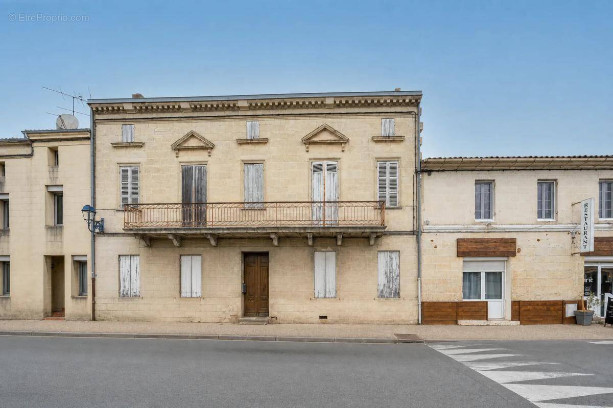 Maison à SAINT-MEDARD-DE-GUIZIERES