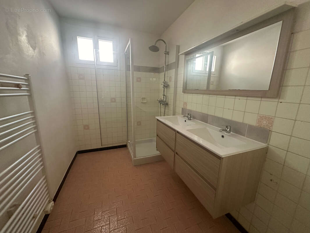 Appartement à SOLLIES-PONT