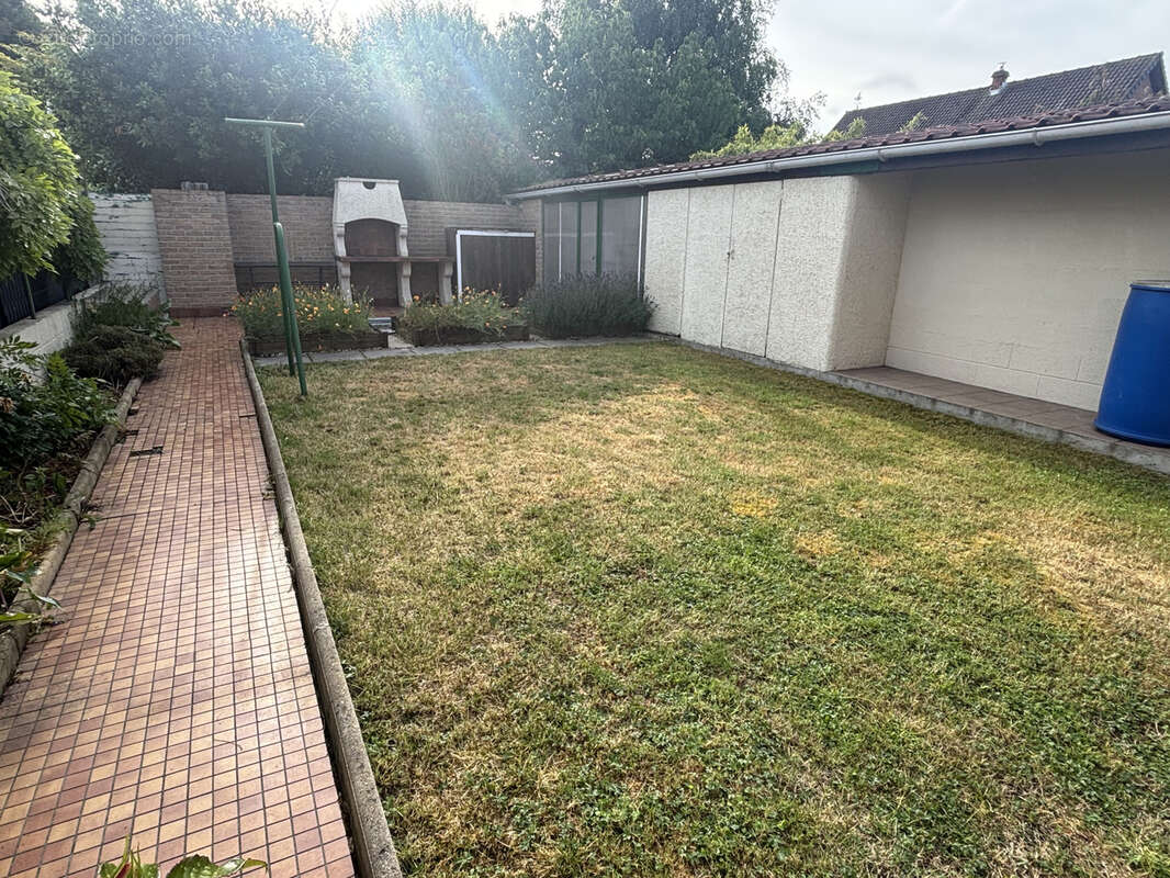Petite-Synthe centre: maison de ville, pièce de vie de 50m2, 3 chambres, dressing, jardin et garage. - photo 11