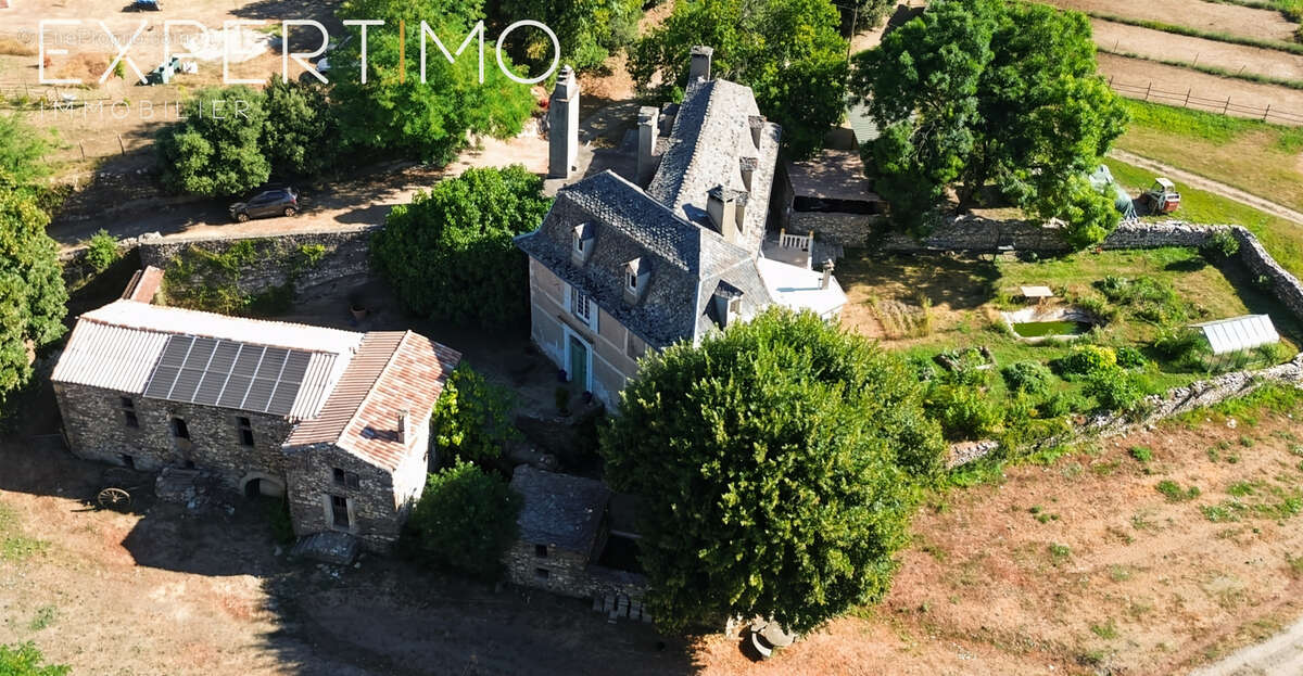 Manoir d'une superficie habitable de 338 m2 avec dépendances sur un terrain de 3,6 hectares - photo 3