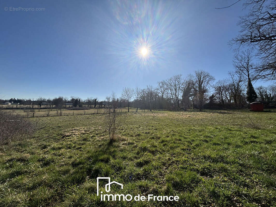 Terrain à ONET-LE-CHATEAU