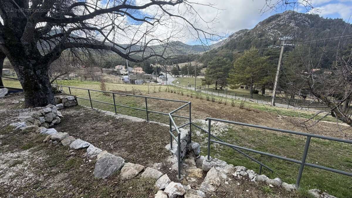 Terrain à SERANON