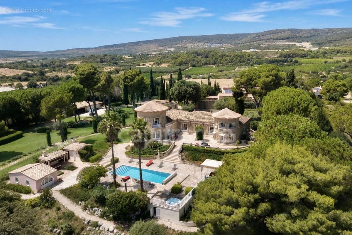 Propriété de caractère de 615 m2 sur 25 000 m2 de terrain - photo 2