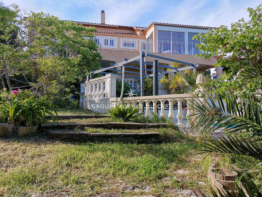 À vendre villa 5 chambres avec vue mer proche centre ville avec piscine et garage double, à saint aygulf - photo 11
