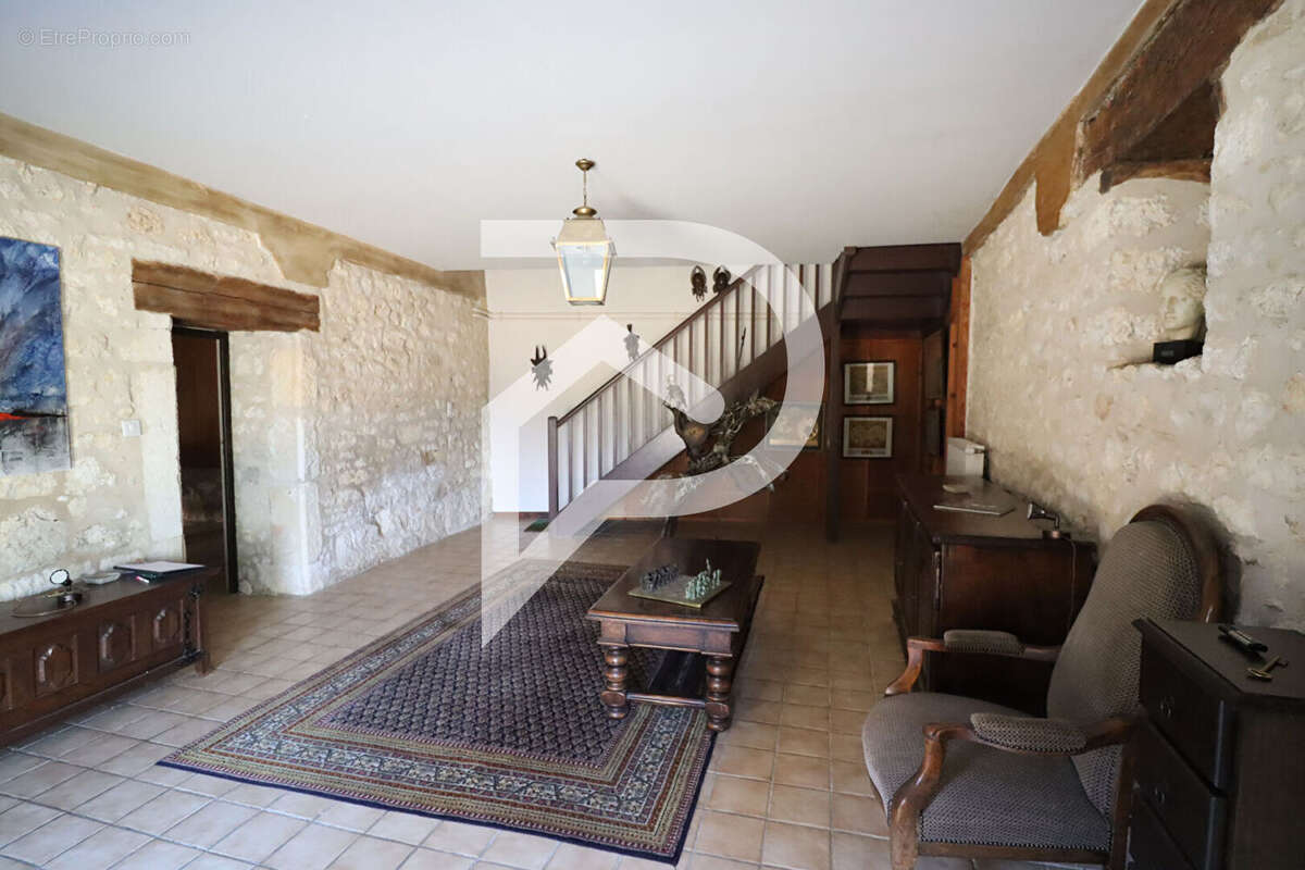 Ensemble de 3 batisses de caractère rénovés 1685M² de terrain - photo 10