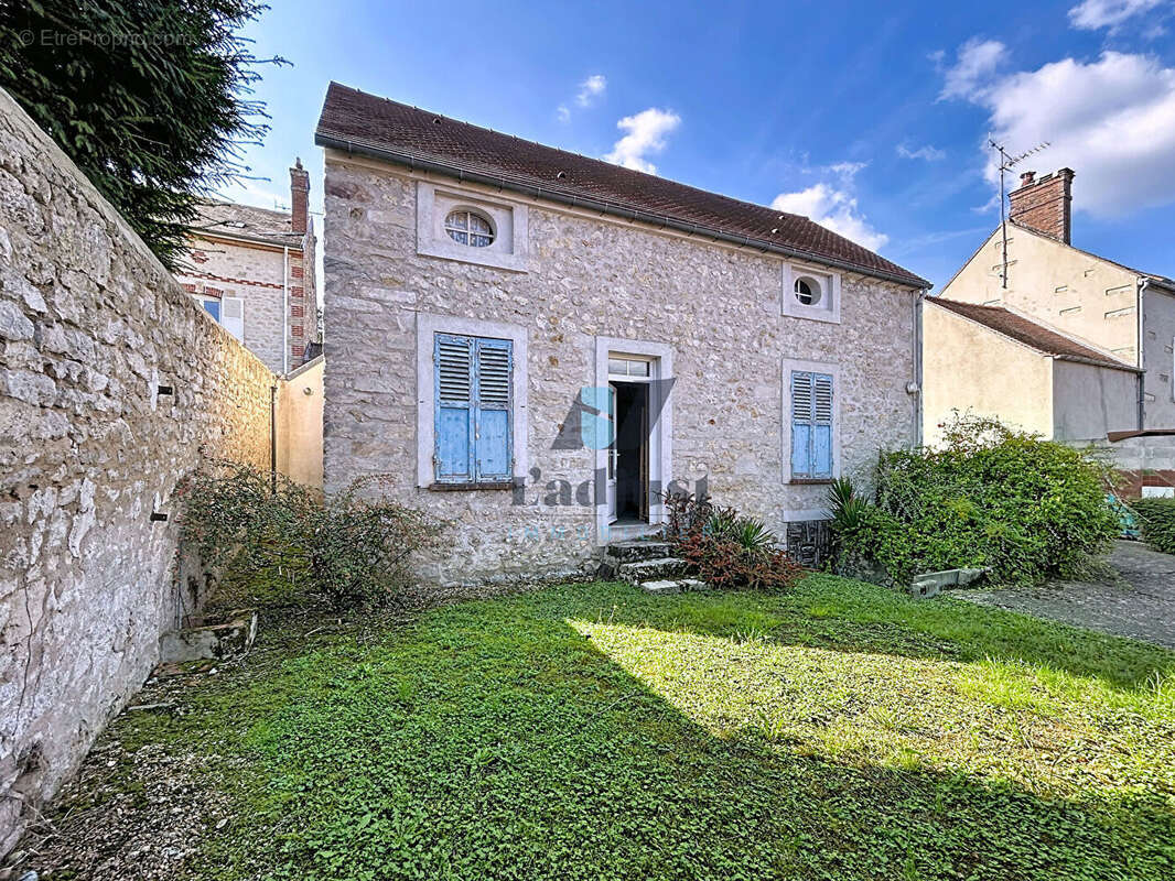 Commerce à SAINT-PIERRE-LES-NEMOURS