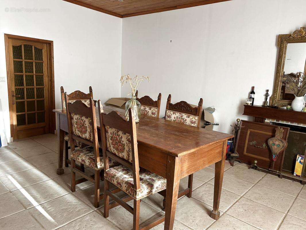 Maison à COURCOME