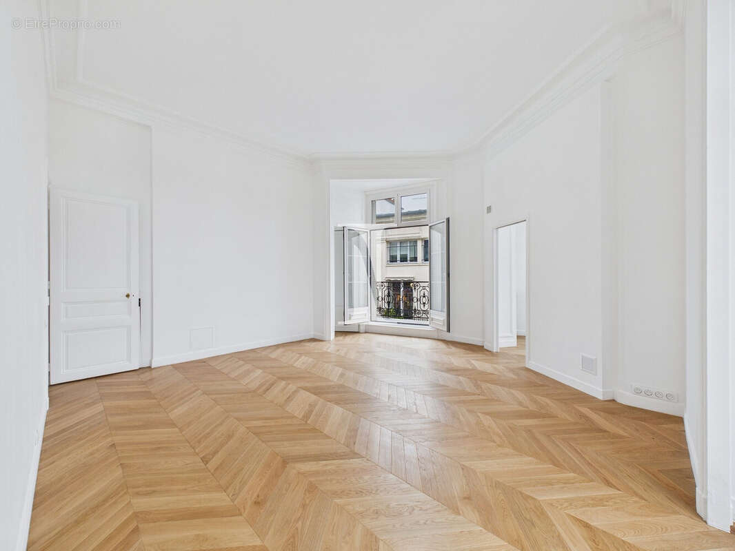 Appartement à PARIS-16E