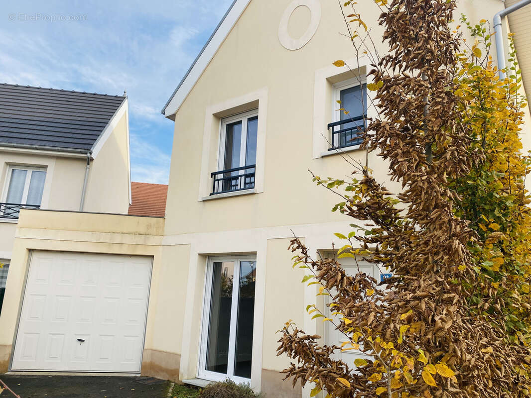 Maison à LA QUEUE-LES-YVELINES