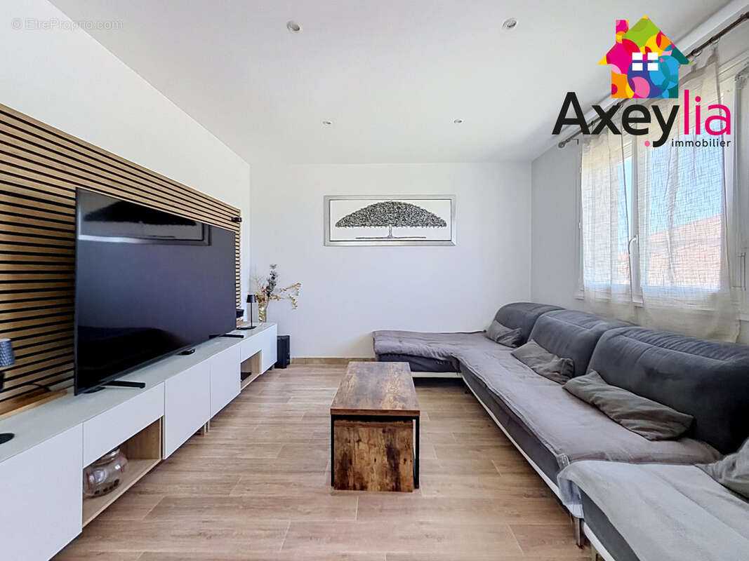 A vendre - riorges - propriété avec grande maison d'habitation, appartement indépendant, terrain et piscine - photo 6