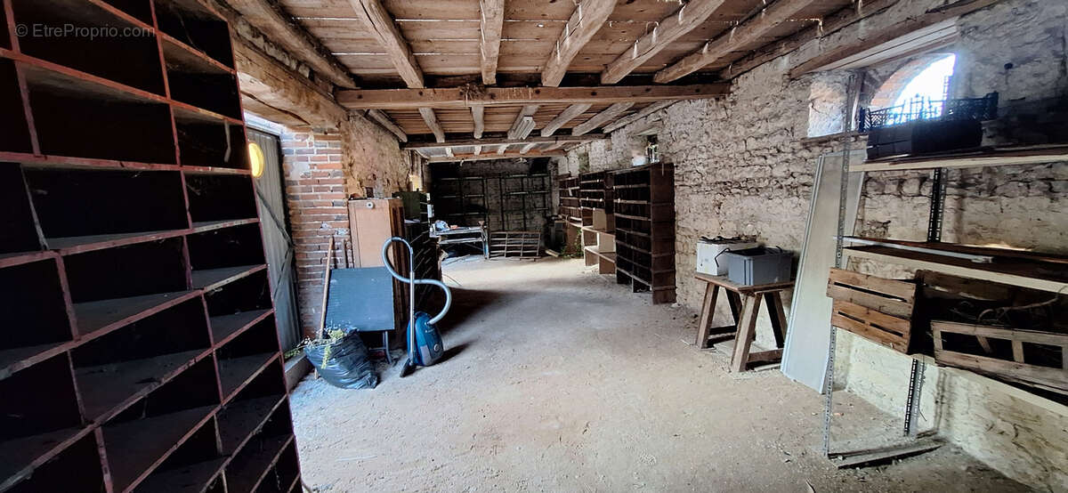 Maison laroche 2/3 chambres 95m2 environ,dependance 64m2,garage/grange 50m2,garage 39m2,et cave.terrain 544m2. - photo 17