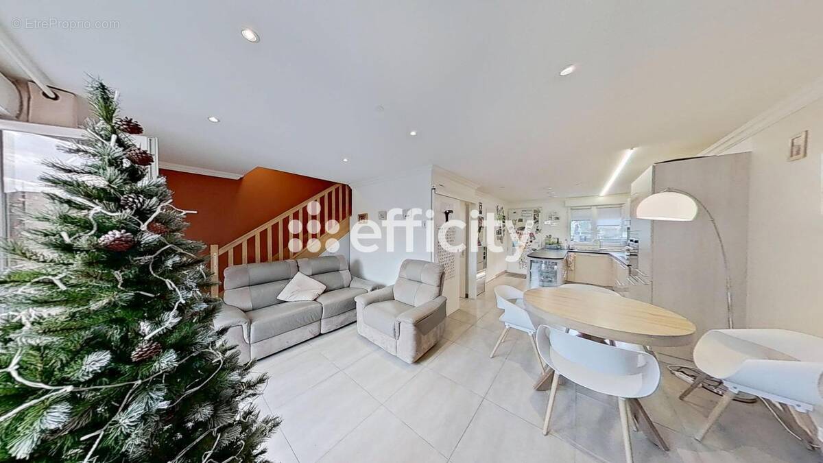 Maison à ETREMBIERES