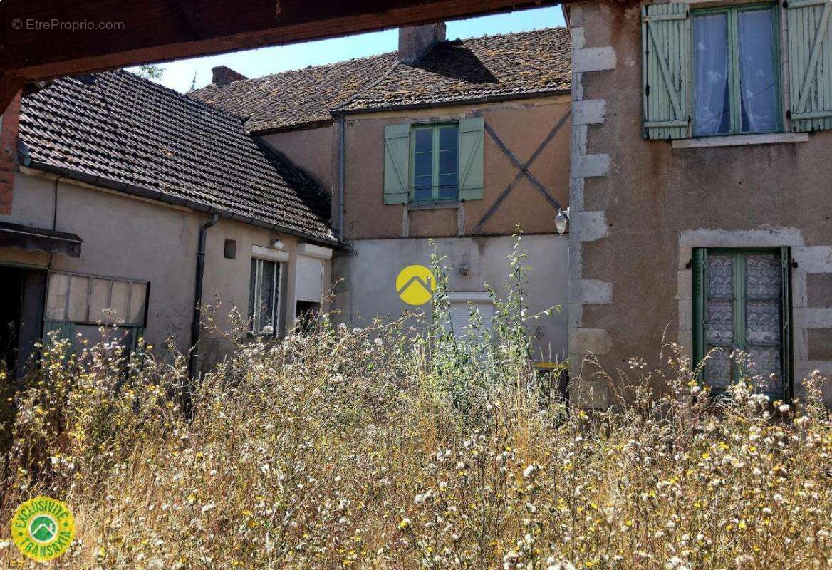 Maison à AINAY-LE-CHATEAU