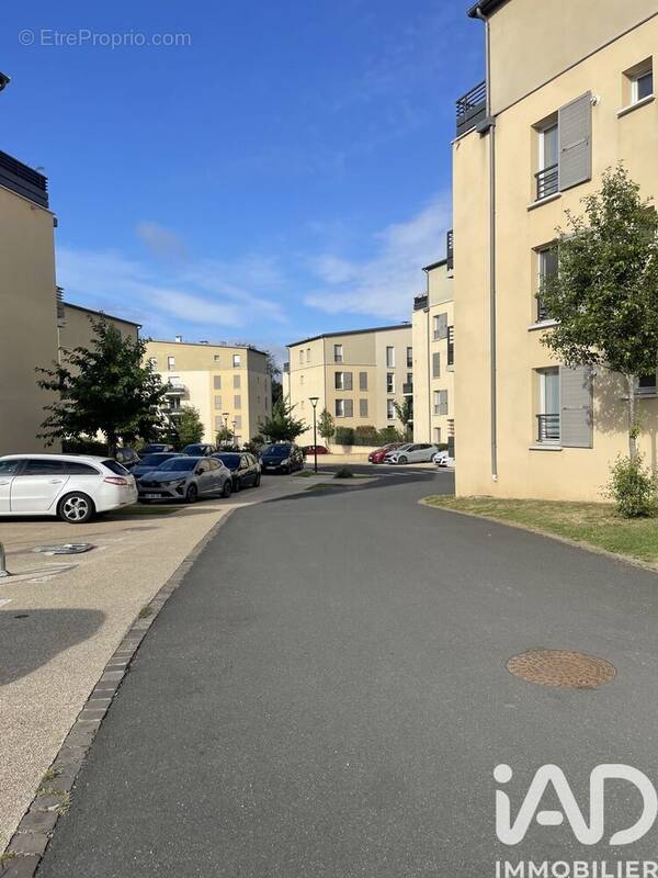 Photo 1 - Parking à SAVIGNY-LE-TEMPLE