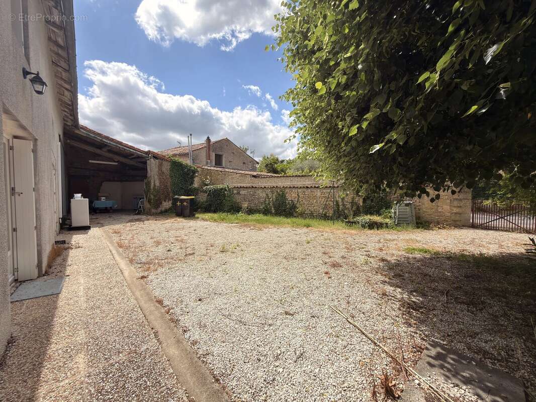 Maison à SALLES-DE-VILLEFAGNAN