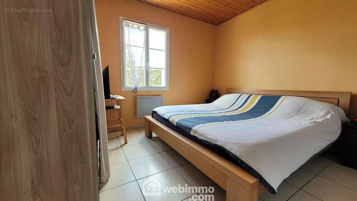 Une 1ère chambre de 10,44m² - Maison à LE BERNARD