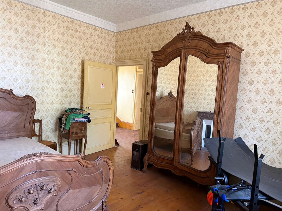 Auv 1227 : Maison de bourg à rénover, jardin, garages et grange - photo 55