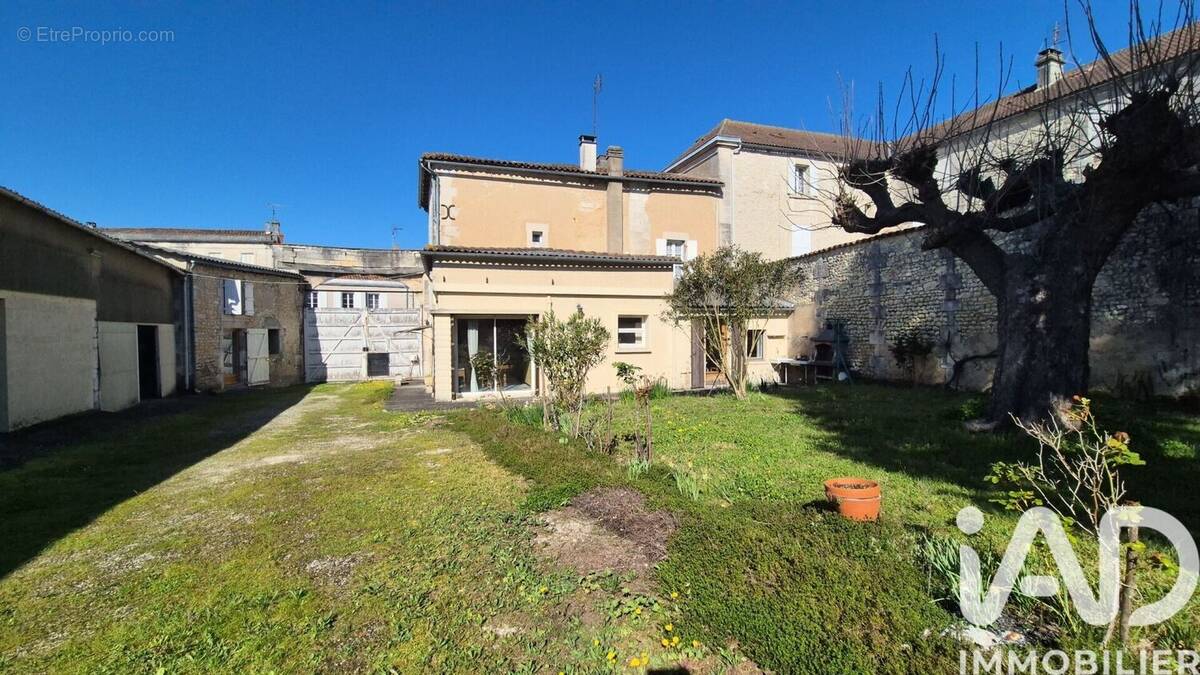 Photo 1 - Maison à BARBEZIEUX-SAINT-HILAIRE