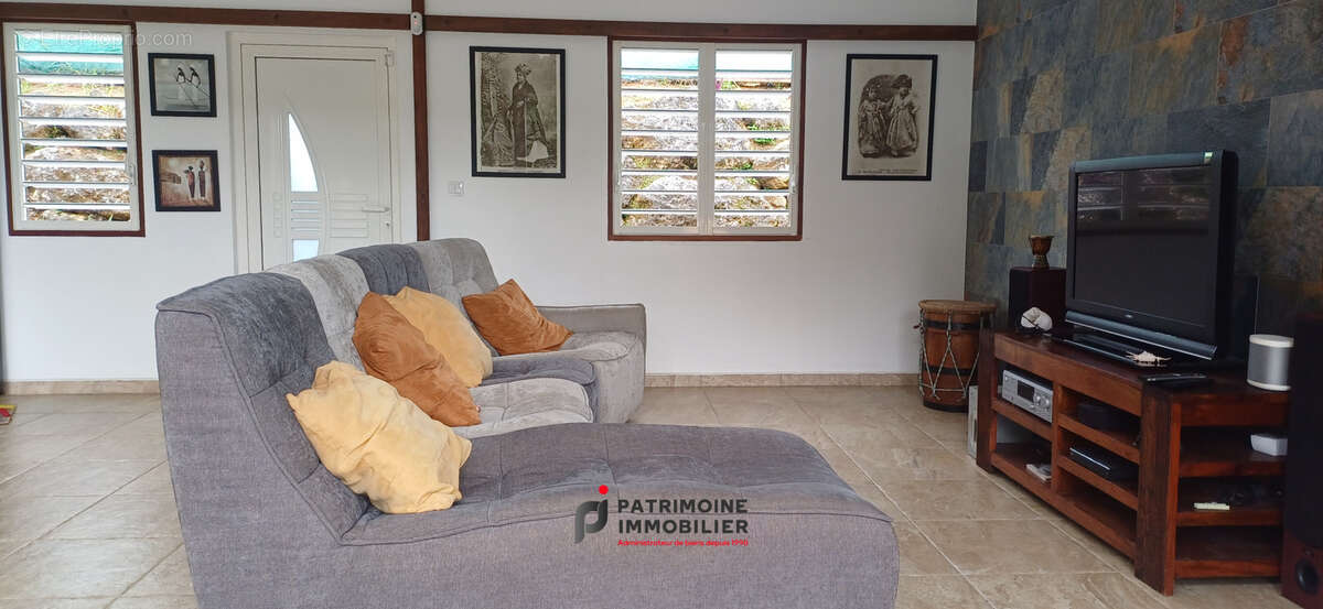 Maison t4 de 95 m2 sur terrain de 1000 m2 avec piscine et vue degagée sur petit bourg - photo 2