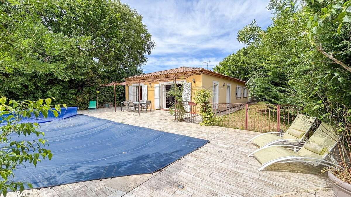Maison individuelle T5 de 155m² - plain pied - piscine - 83640 Saint Zacharie - Maison à SAINT-ZACHARIE