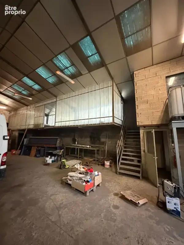 A VENDRE - Bâtiment d'activité d'environ 480 m² avec terrain poids lourds - photo 7