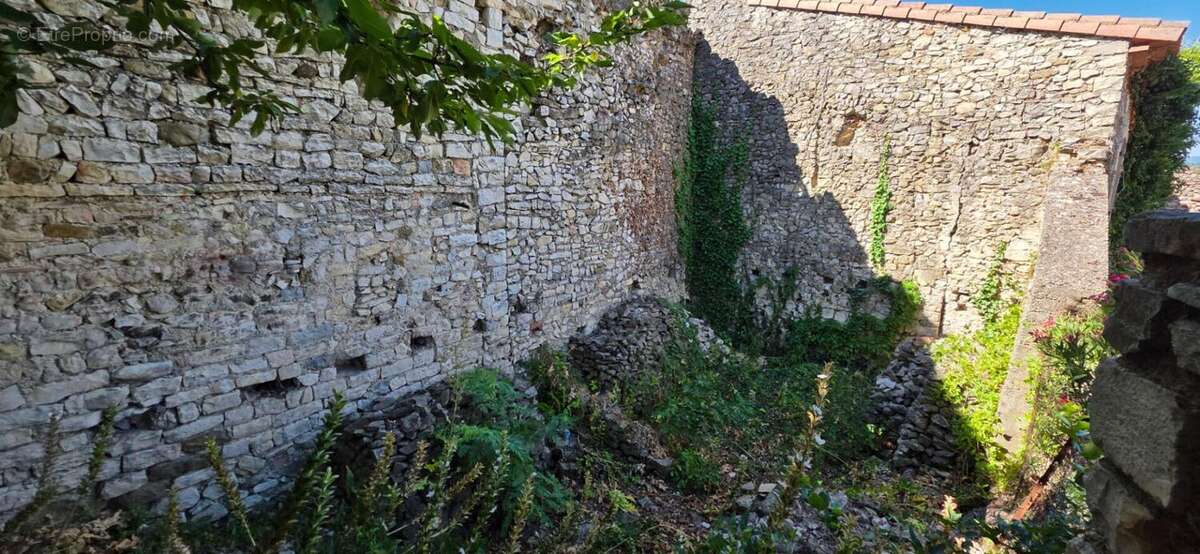 Terrain avec ruine en pierre à Sauzet - photo 3