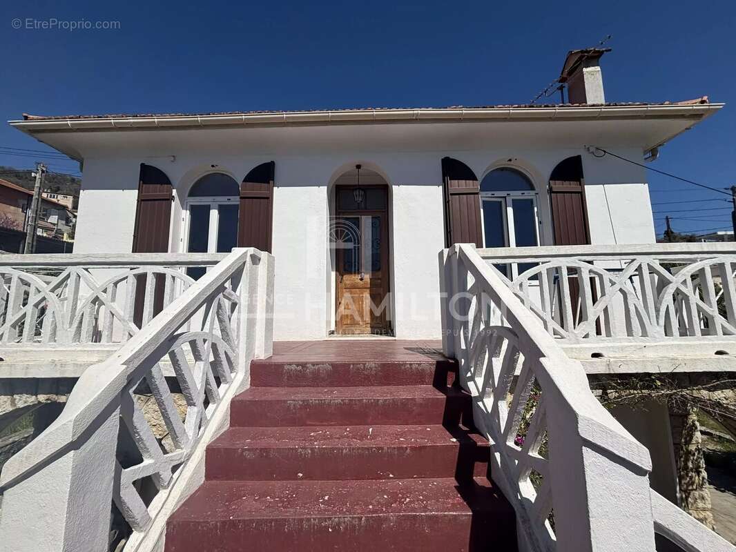 Maison à CHATEAUNEUF-GRASSE