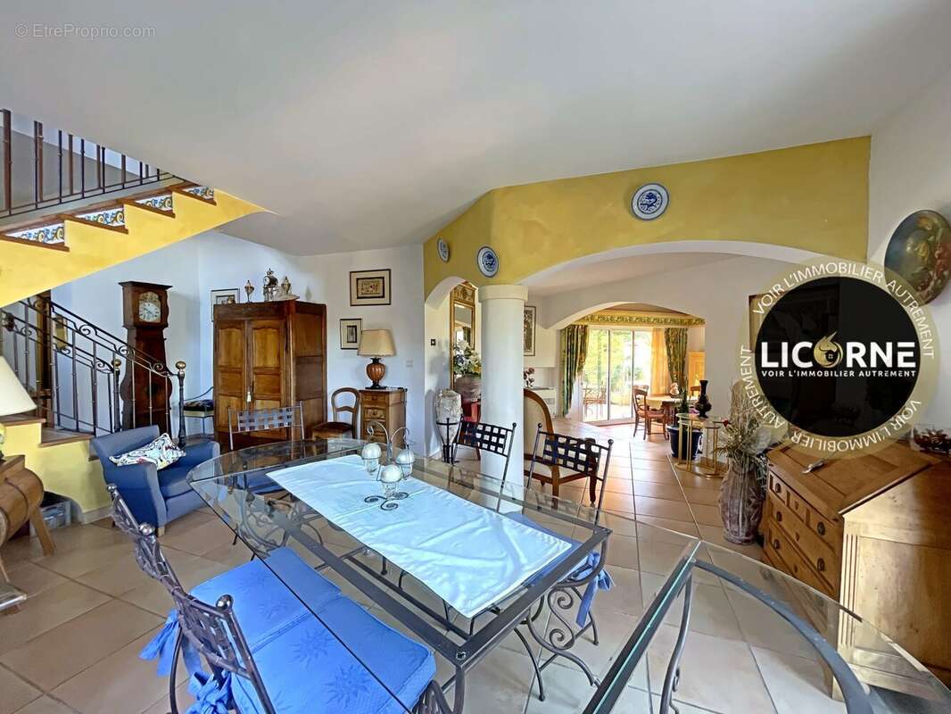 Maison à SAINT-CYR-SUR-MER