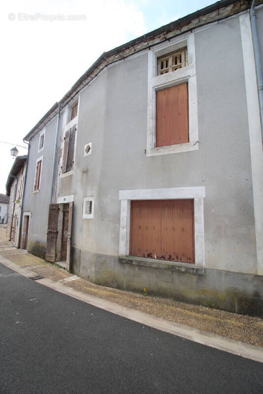 Maison à SAINT-PARDOUX-LA-RIVIERE