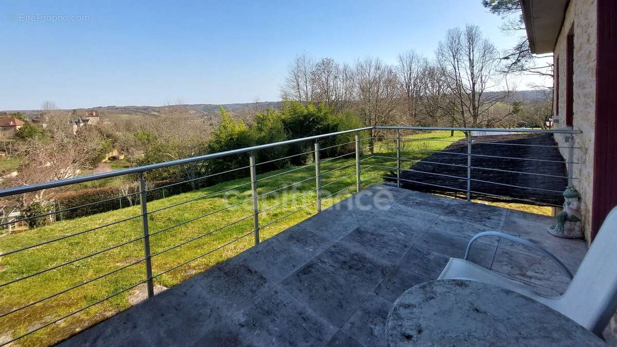 Maison familiale de 244m² à Belvès, 8 pièces, 5 chambres, avec vue dégagée et appartement spacieux indépendant, terrain de 3088m - photo 7