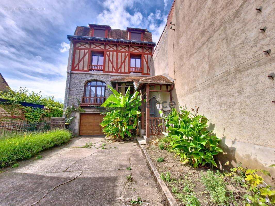 Maison à LA CELLE-DUNOISE