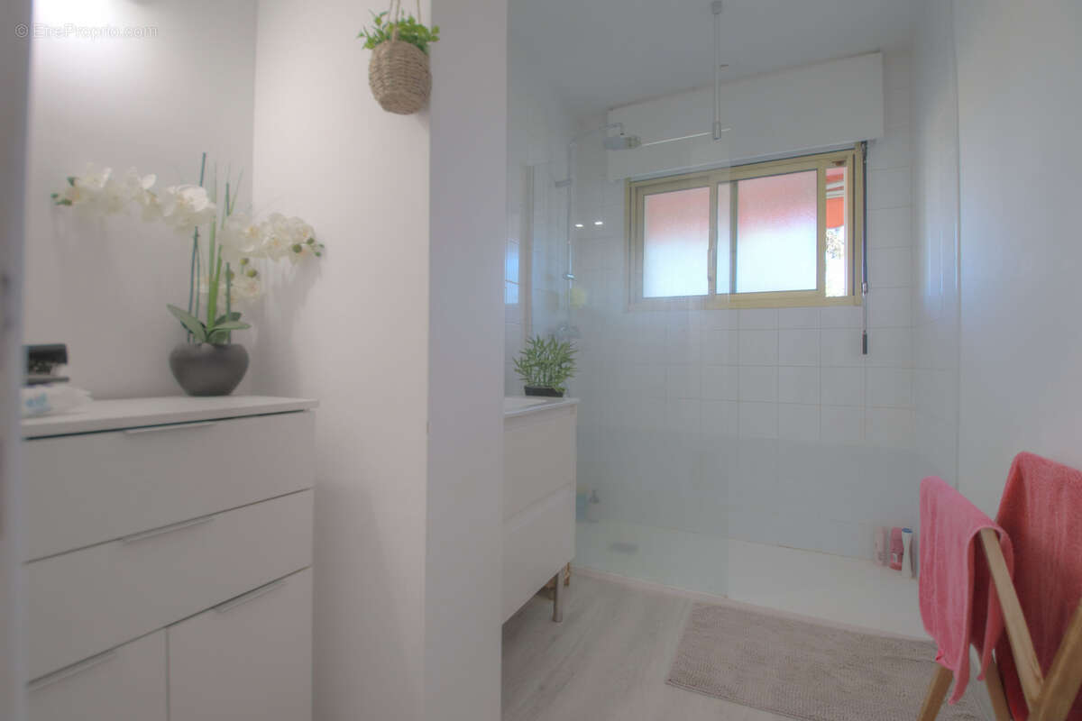Appartement à SAINT-LAURENT-DU-VAR