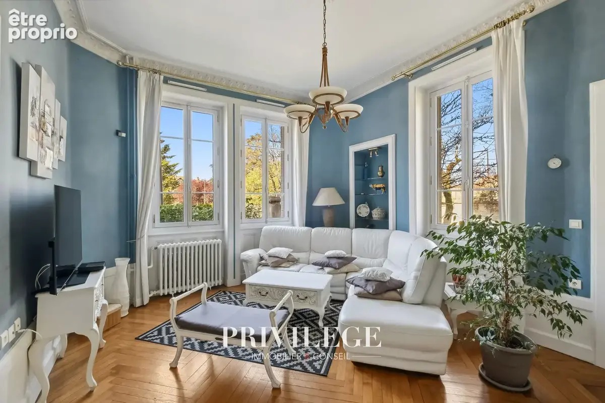 Vernay - Maison de ville 250m2 avec jardin proche de toutes commodités - photo 8