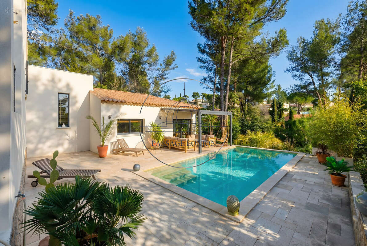 Maison à SAINT-CLEMENT-DE-RIVIERE