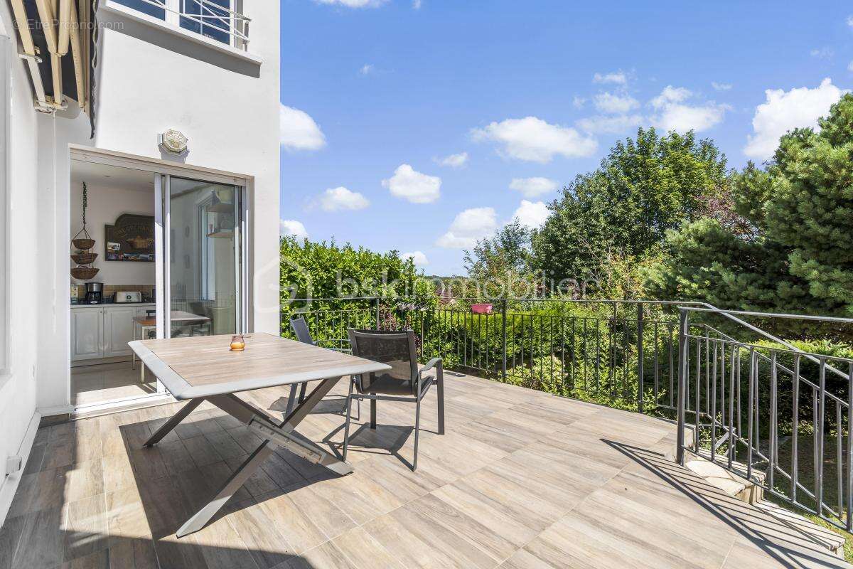 Coup de cœur pour cette maison d'architecte de 177m², située au sein d'un domaine privé sur la commune de Marnes-La-Coquette - photo 2