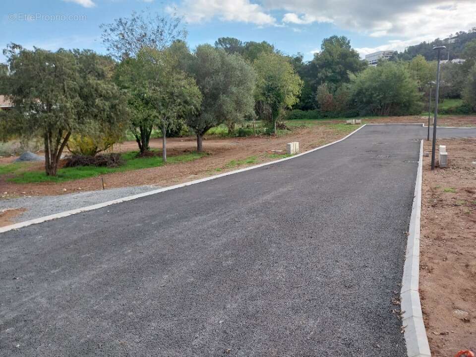 Terrain 1100 m² à Saint-Raphael  - photo 2