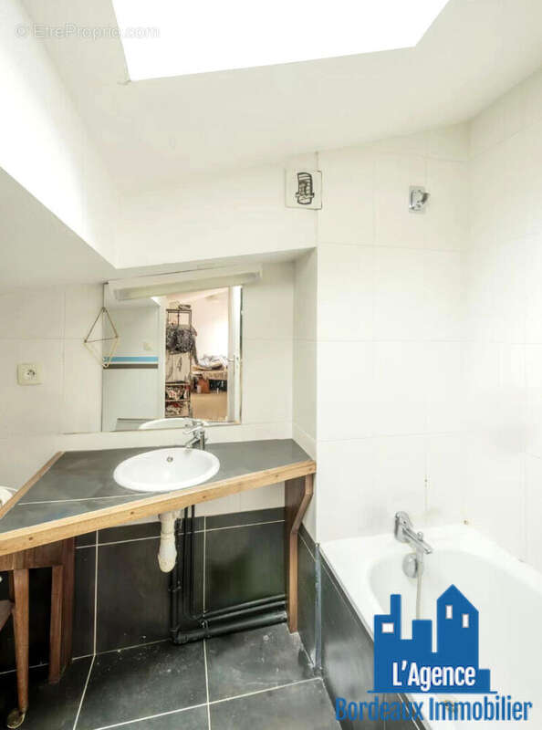 Déjà vendu par l'agence !!! bordeaux- proche du lycee montaigne et de la victoire- appartement t2 duplex vendu libre ! - photo 6