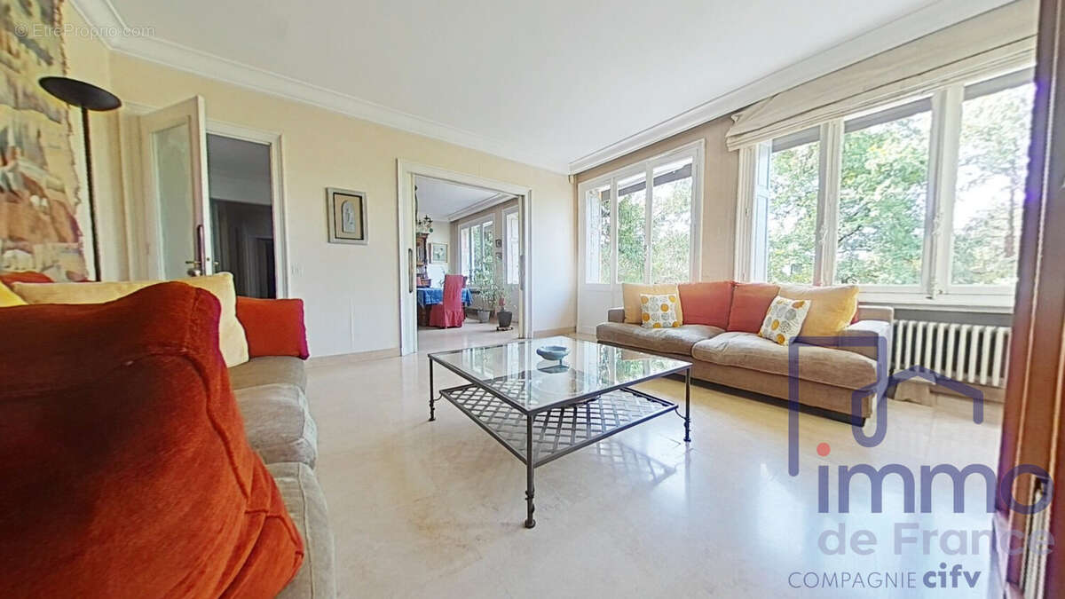 Maison 216 m² à Saint-Priest-En-Jarez  - photo 2