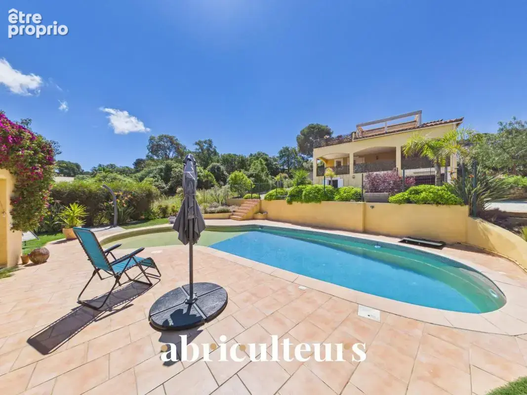 Maison avec jardin, piscine et parking en vente à  Six-Fours-les-Plages (83140) - photo 2