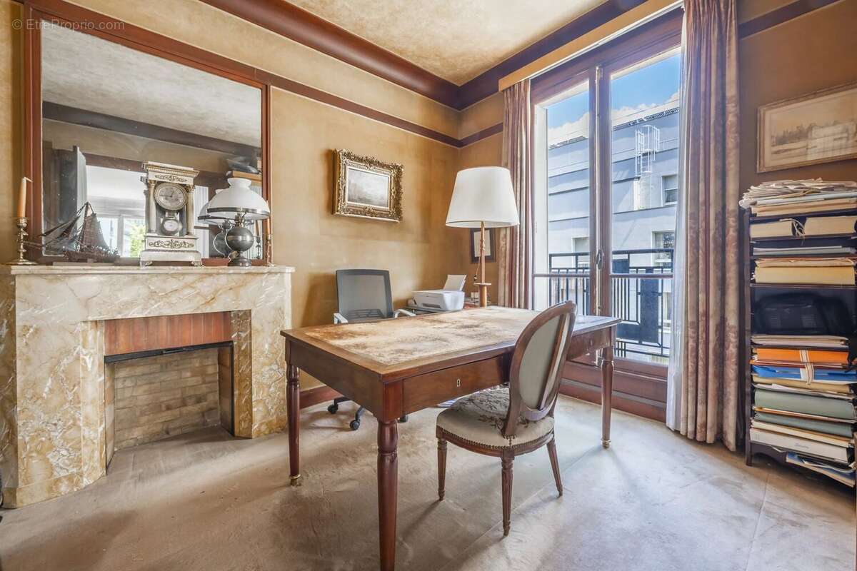 Appartement à PARIS-16E