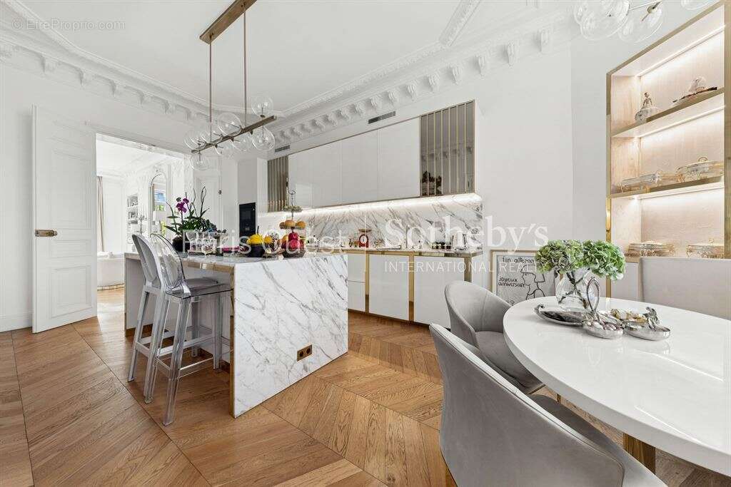 Appartement à PARIS-8E