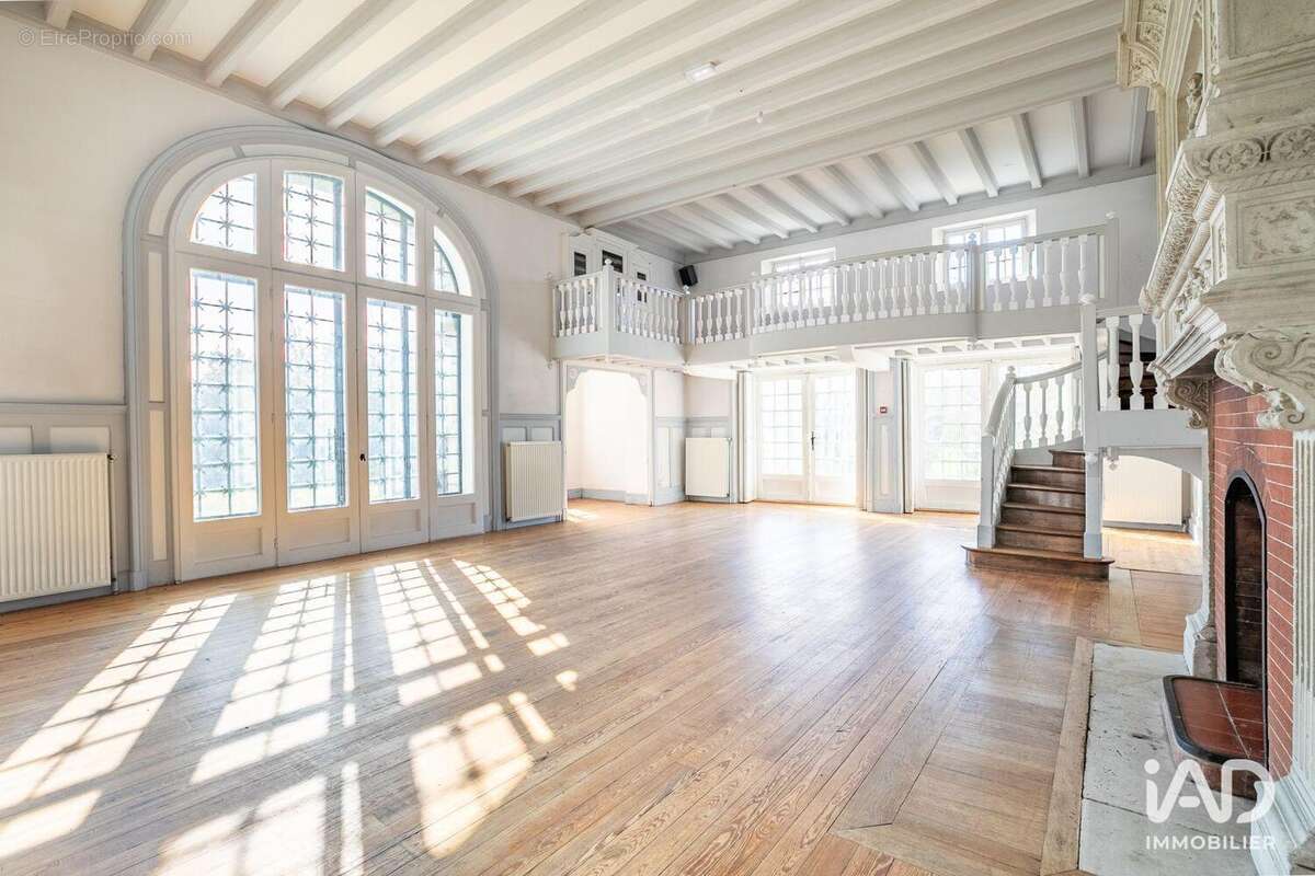 Maison 900 m² à Vieux-Moulin  - photo 2